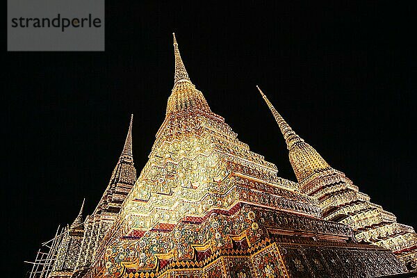 Bangkok  Thailand  26. April 2018: Das Gelände des Tempels Wat Phra Chetuphon in einer friedlichen Nacht  Asien