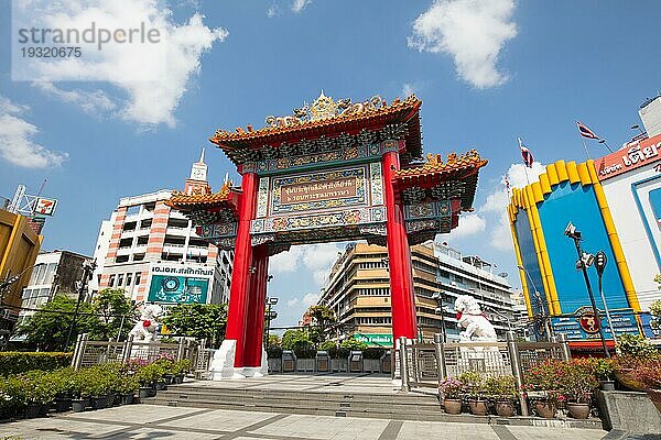 BANGKOK  22. APRIL: Das ikonische China Town Gate in Bangkok  Thailand  Asien