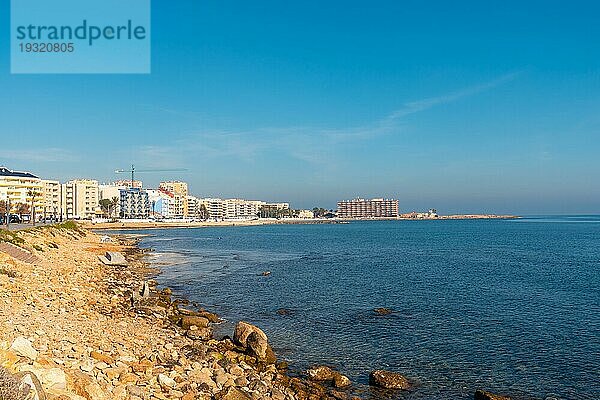 Playa de los Locos in der Küstenstadt Torrevieja in der Nähe von Playa del Cura  Alicante  Valencianische Gemeinschaft. Spanien  Mittelmeer an der Costa Blanca