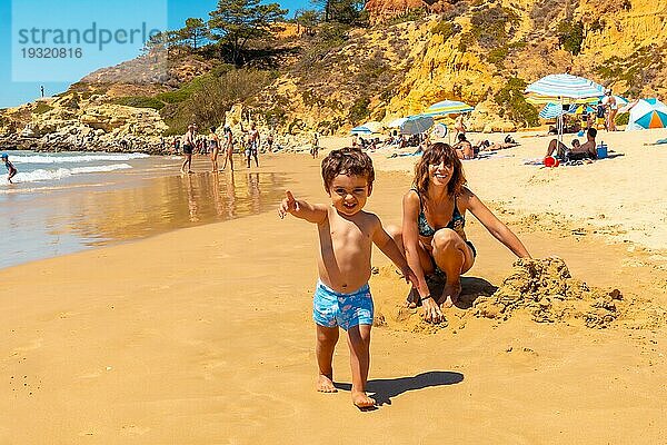 Spielen im Sand am Strand von Praia do Barranco das Belharucas  Albufeira  Algarve. Portugal