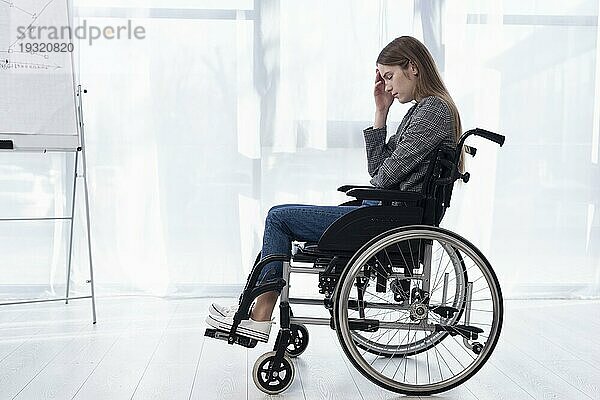 Vollbild einer traurigen Frau im Rollstuhl