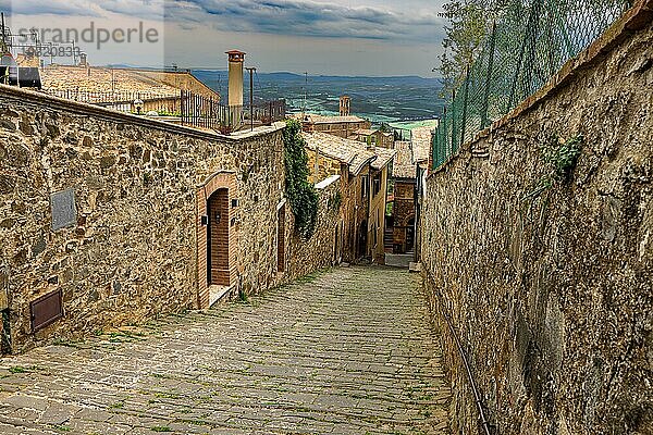 In den Straßen von Montalcino im Val d Orcia in der Toskana  Italien  Europa