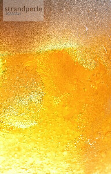 Blasen im Bier und Tröpfchen außerhalb des Glases