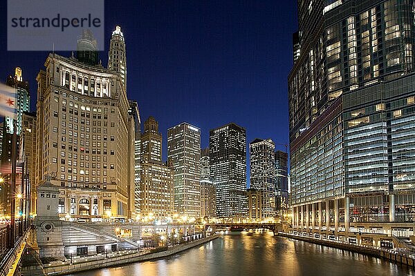 Chicago  USA  19. November 2013: Chicago River in der Abenddämmerung vom Wrigley Building aus gesehen in Richtung Lower Wacker Drive  Nordamerika