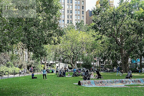 New York City  USA  20. September 2019: Menschen entspannen sich im Madison Square Park  Nordamerika