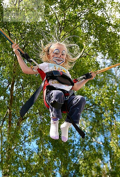 Springende Kinderclowns