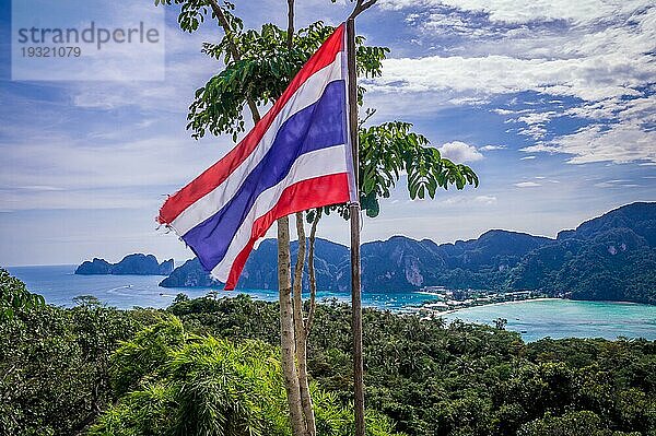 Blick auf die wunderschöne Insel Ko Phi Phi Don vom Aussichtspunkt 3 mit wehender Thailand Flagge