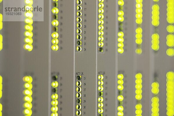 Blinkende grüne Leds in einem Serverraum  kurze Tiefenschärfe