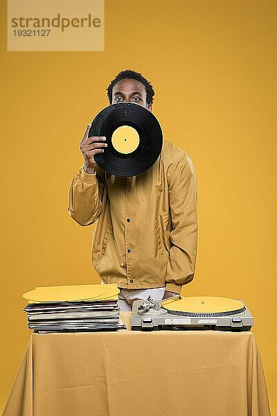 Schwarzer Mann posiert mit Vinyls