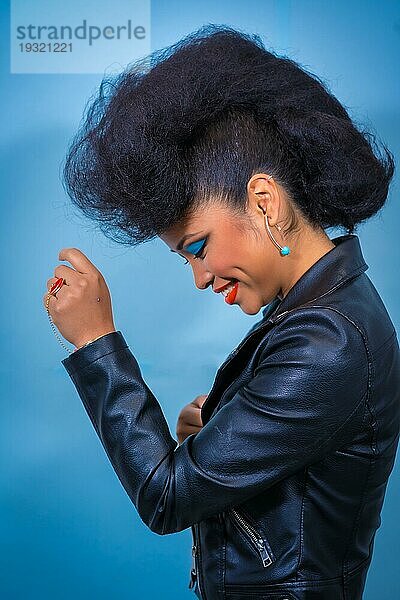 Eine Nahaufnahme Porträt einer Mode attraktive Rockerstil Frau mit hellen Make up trägt eine Lederjacke