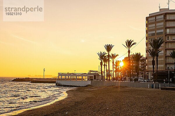 Schöner Sonnenuntergang am Playa del Cura in der Küstenstadt Torrevieja  Alicante  Valencianische Gemeinschaft. Spanien  Mittelmeer an der Costa Blanca