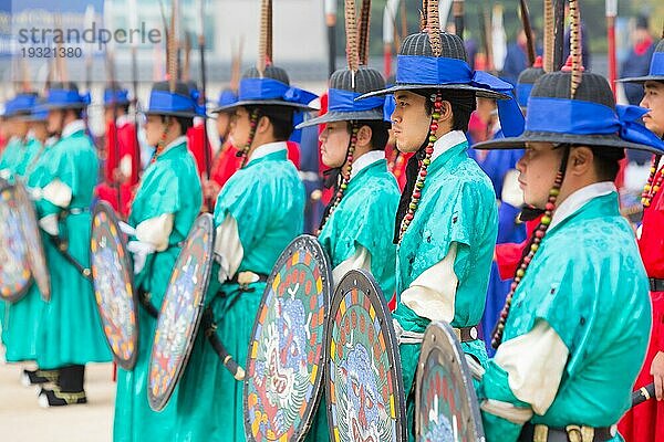 SEOUL  SÜDKOREA  25. Oktober 2014: Die Demonstration zur Wachablösung am Gyeongbokgung Palast am 25. Oktober 2014 in Seoul  Südkorea  Asien