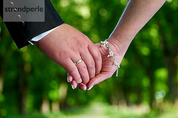 Hochzeitspaar Hand in Hand