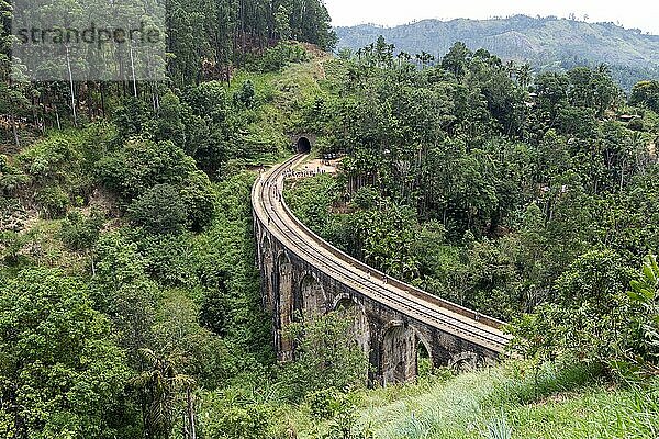 Demodara  Sri Lanka  4. August 2018: Menschen spazieren auf der berühmten Nine Arch Bridge in der Nähe von Ella  Asien