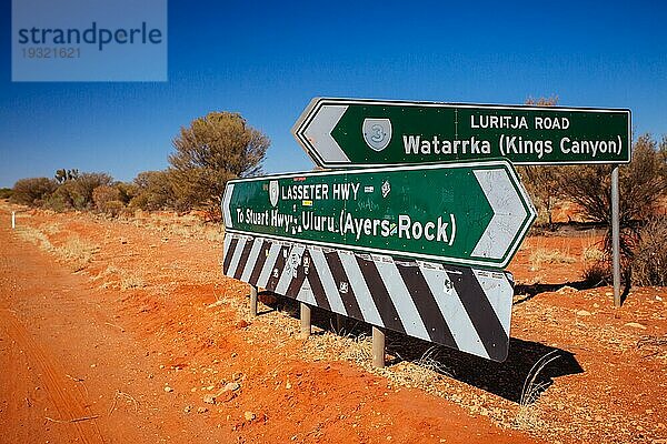 Straßenschild in Richtung Uluru und Kings Canyon im Northern Territory  Erldunda  Australien  Ozeanien