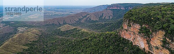 Luftaufnahme der Tafelbergklippen mit regenwaldbewachsenen Ausläufern