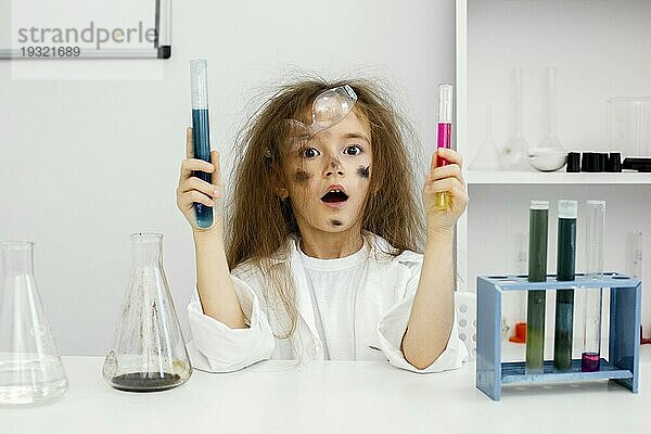 Vorderansicht Mädchen Wissenschaftlerin Labor mit Reagenzgläsern gescheitert Experiment