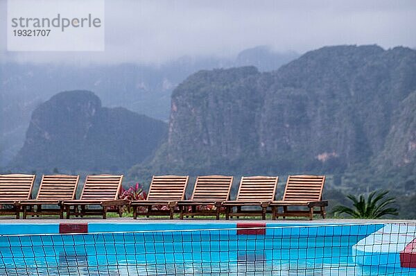 Schwimmbad in der Hotelanlage mit herrlichem Bergblick über Valle de Vinales  Kuba  Mittelamerika