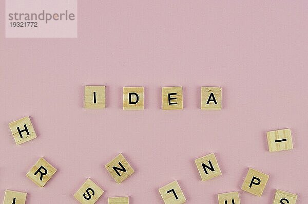Scrabble Buchstaben Idee Wort Konzept rosa Hintergrund