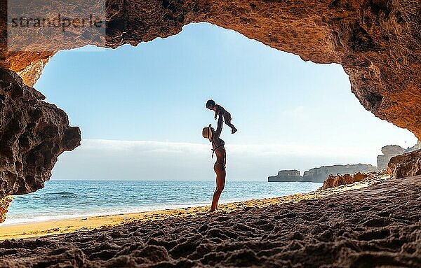 Mit dem Sohn in der natürlichen Strandhöhle an der Algarve am Praia da Coelha  Albufeira. Portugal