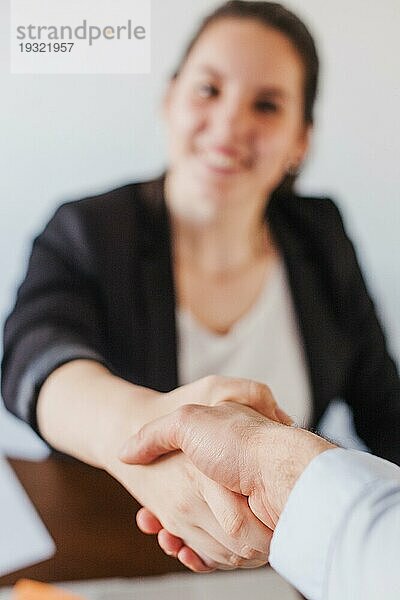 Büroangestellter schüttelt Hände