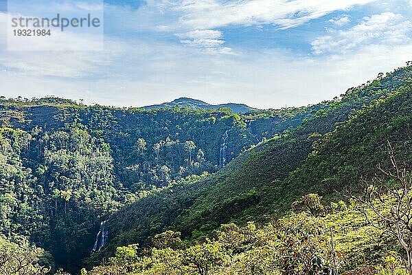 Schöne Berge  Wälder und Wasserfälle im Bundesstaat Minas Gerais in Brasilien