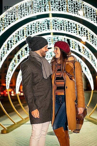 Romantischer Winterblick eines kaukasischen Paares neben der Weihnachtsbeleuchtung der Stadt  Lifestyle