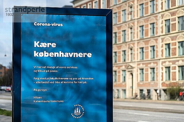 Kopenhagen  Dänemark  20. März 2020: Eine Werbetafel am Straßenrand informiert über das Coronavirus  Europa