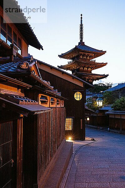 Der berühmte Blick auf die Sannen Zaka Straße im Bezirk Higashiyama in Kyoto  Japan  Asien