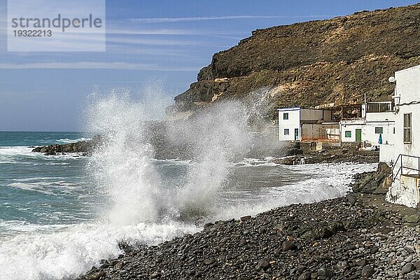 Puertito de los Molinos  Strand  Wellen  Brandung  mehrere kleine weiße Häuser  Westküste  Fuerteventura  Kanarische Inseln  Spanien  Europa