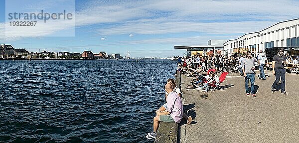 Kopenhagen  Dänemark  17. August 2016: Menschen  die einen Sommertag auf der Papierinsel genießen  Europa