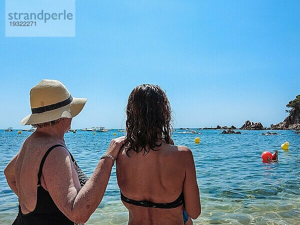 Eine Familie mit ihrem Baby genießt den Sommer in Cala Canyet in der Nähe der Stadt Tossa de Mar. Girona  Costa Brava im Mittelmeer