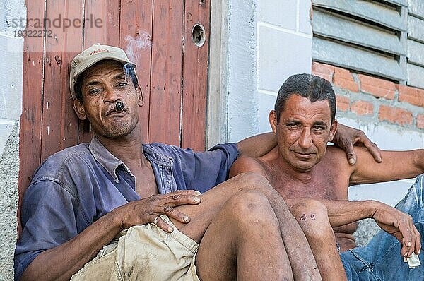 Trinidad  Kuba am 29. Dezember 2015: Zwei kubanische Männer rauchen eine traditionelle Zigarre
