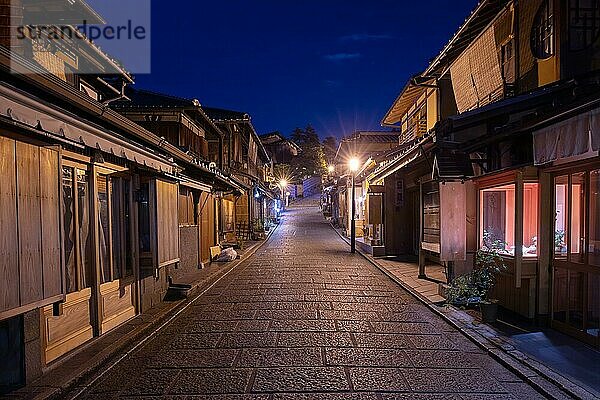 Schönes traditionelles Straßenbild in der Abenddämmerung im Bezirk Higashiyama in Kyoto  Japan  Asien