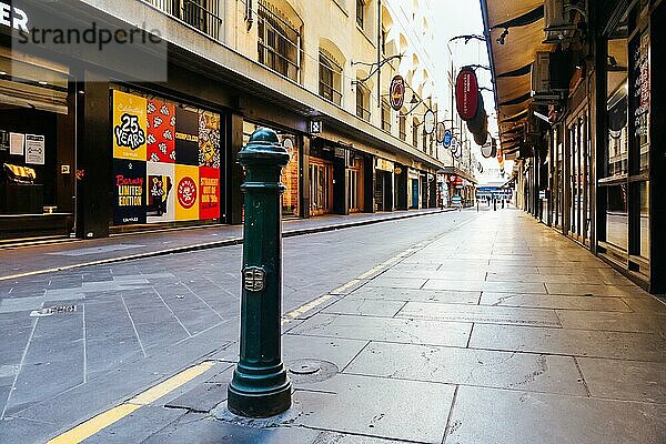 Melbourne  Australien  29. August 2020: Die Degraves Street im Melbourner Stadtzentrum ist während der Coronaviruspandemie ruhig und menschenleer. Melbourne befindet sich derzeit nach einer zweiten Infektionswelle in Stufe 4 und einer nächtlichen Ausgangssperre  Ozeanien