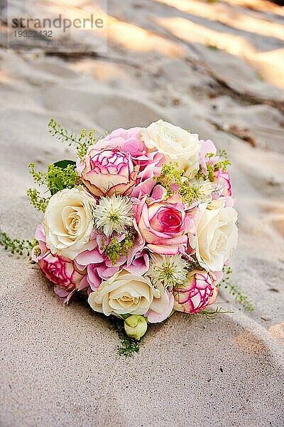 Ein Blumenstrauß am Strand