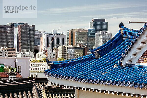 SEOUL  18. AUGUST: Ein Blick über die Dächer des Bukchon Hanok Village. Dies ist ein traditionelles koreanisches Dorf in der Nähe des Gyeongbok Palastes in Seoul  Südkorea  Asien