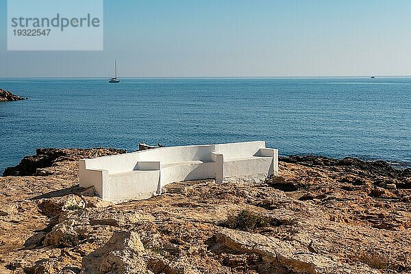 Ein weißer Sitz am Meer in der Küstenstadt Torrevieja in der Nähe von Playa del Cura  Alicante  Valencianische Gemeinschaft. Spanien  Mittelmeer an der Costa Blanca