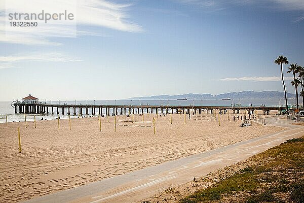 Manhattan Beach und Pier an einem warmen sonnigen Tag in Los Angeles  Kalifornien  USA  Nordamerika