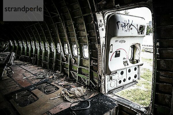 Das Innere eines ausrangierten  zerstörten Flugzeugs in Bangkok  Thailand  Asien