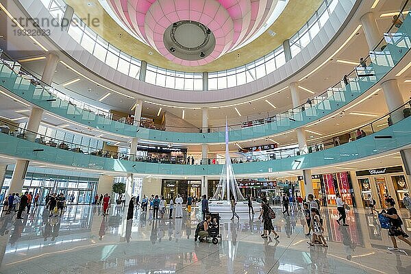 Dubai  VAE  19. Juli 2018: Menschen im Grand Atrium in der Dubai Mall