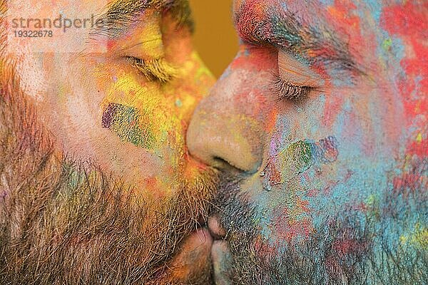 Küssendes Paar Regenbogen bemalte homosexuelle Männer