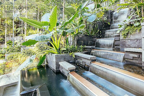 Changi  Singapur  26. November 2019: Das weltberühmte Juwel am Flughafen Changi  die größte Indoor Wasserfontäne der Welt  Asien