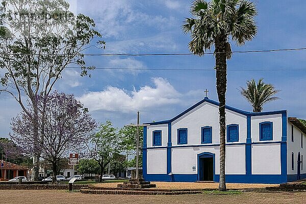 Historische Kirche Santana do Santissimo mit blühendem Baum und Palmen  Chapada dos Guimarães  Mato Großo  Brasilien  Südamerika