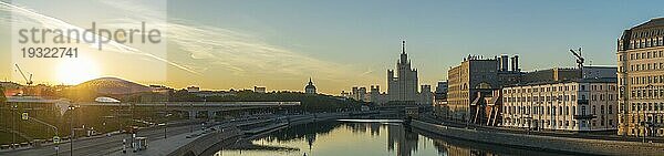 Moskau Russland  Sonnenaufgang Panorama Skyline der Stadt am Moskauer Fluss