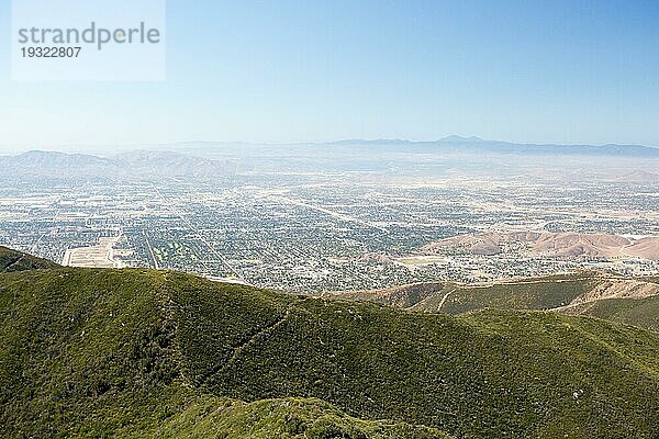 Der Blick über San Bernardino vom Highway 18 an einem klaren  heißen Sommertag in Los Angeles  Kalifornien  USA  Nordamerika