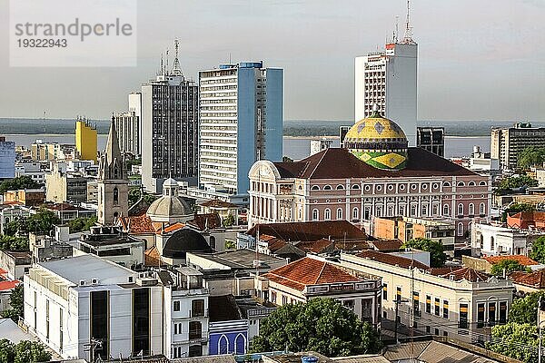 Blick auf Manaus mit Teatro Amazonas  Brasilien  Südamerika