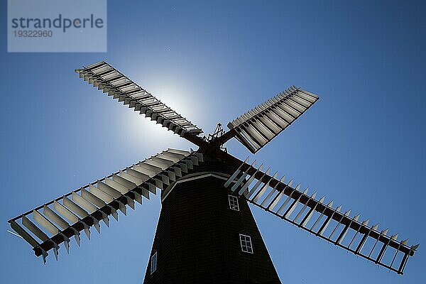 Silhouette der historischen dänischen Windmühle in Ramloese