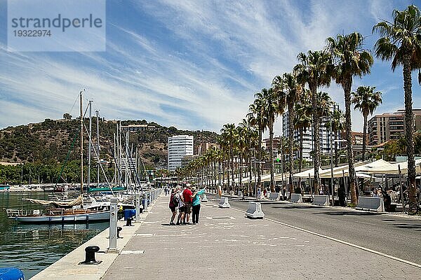 Málaga  Spanien  24. Mai 2019: Yachten und Menschen am Paseo del Mülle Uno  einem Einkaufs und Freizeitviertel am Strand  Europa