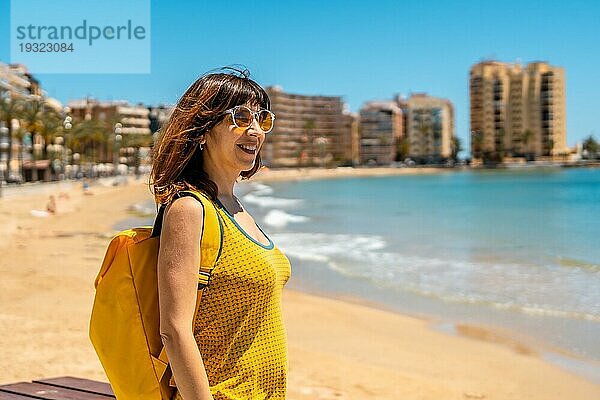 Ein junger ausländischer Tourist am Playa del Cura in der Küstenstadt Torrevieja  Alicante  Valencianische Gemeinschaft. Spanien  Mittelmeer